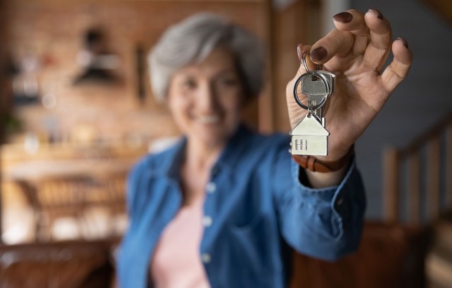 The Gatesworth woman holding a key up close.